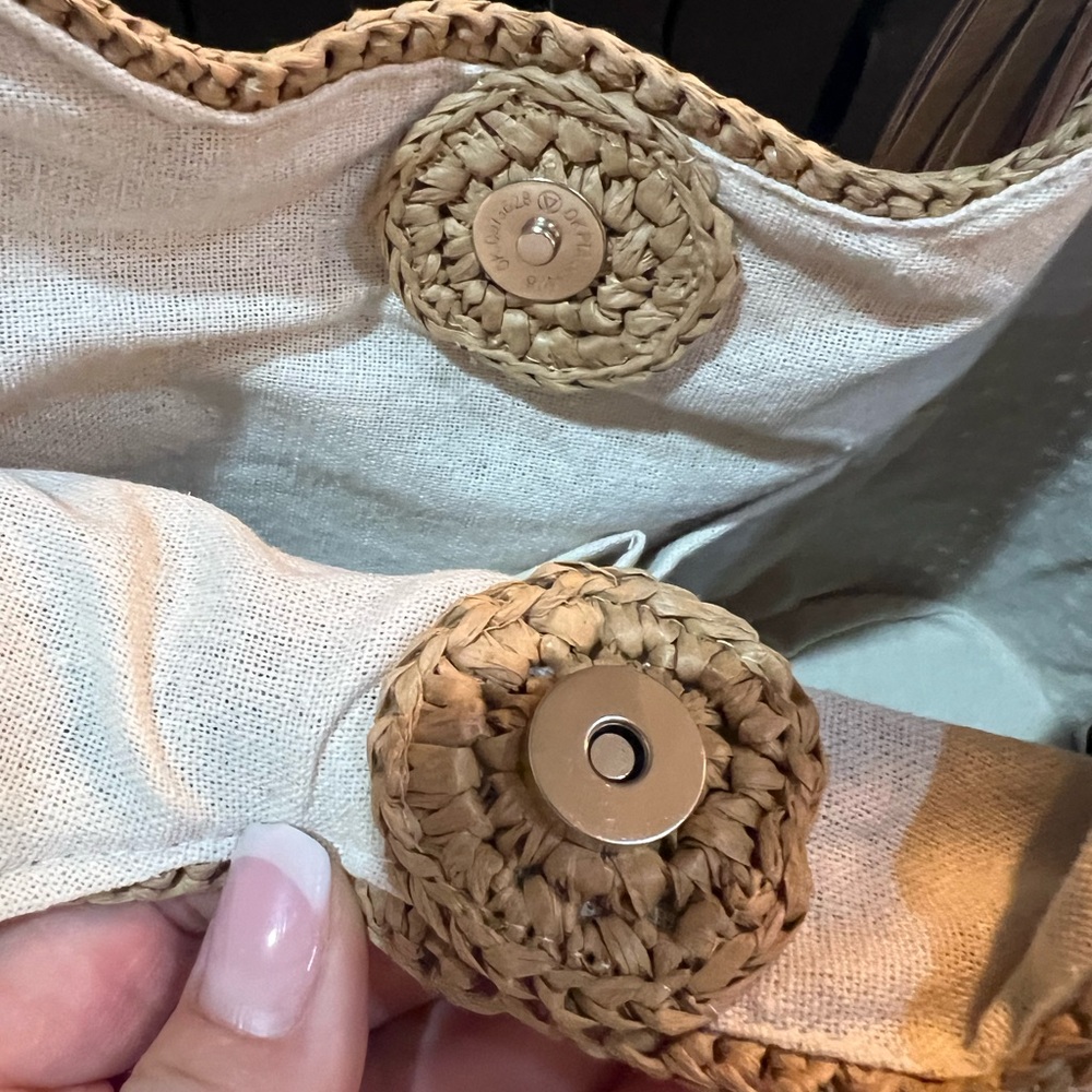 🌾 Tommy Bahama Tan Hobo Bag with Tassel - Picture 9 of 13
